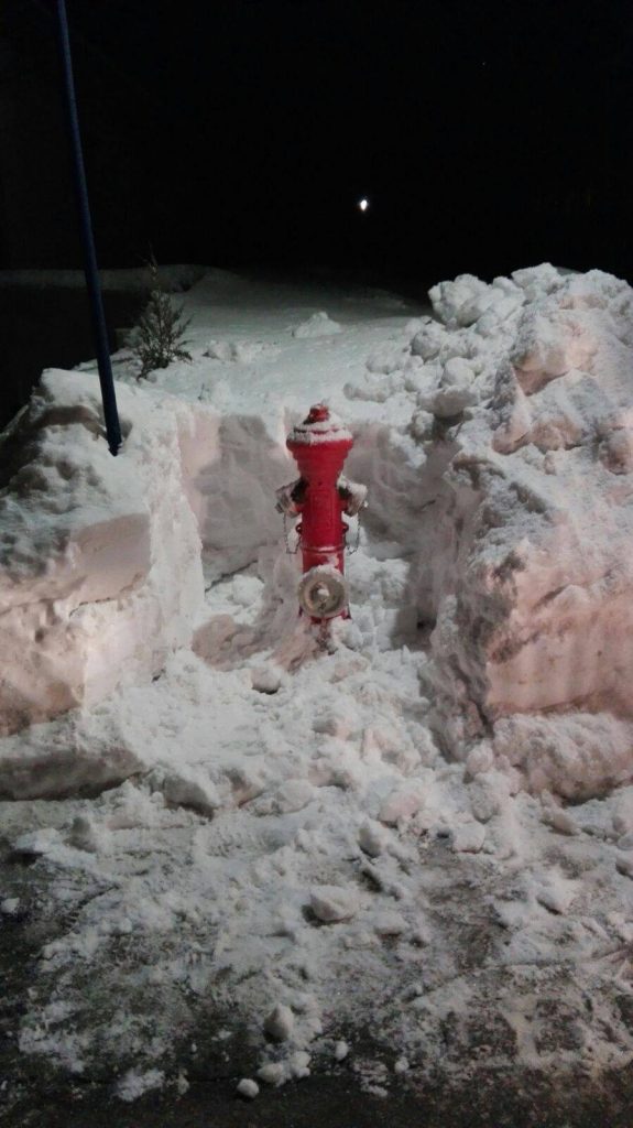 Hydranten im Winter - Von Schnee befreit