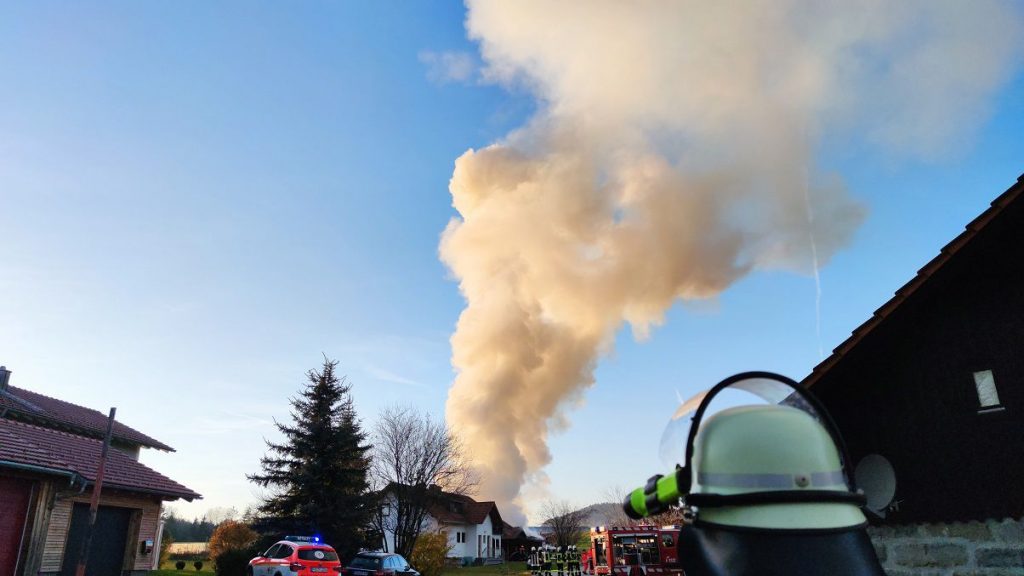FF Kreuzberg - Einsatz 12.11.2021 - Brand in Schönbrunn am Lusen - Wasserdampf und Brandrauch