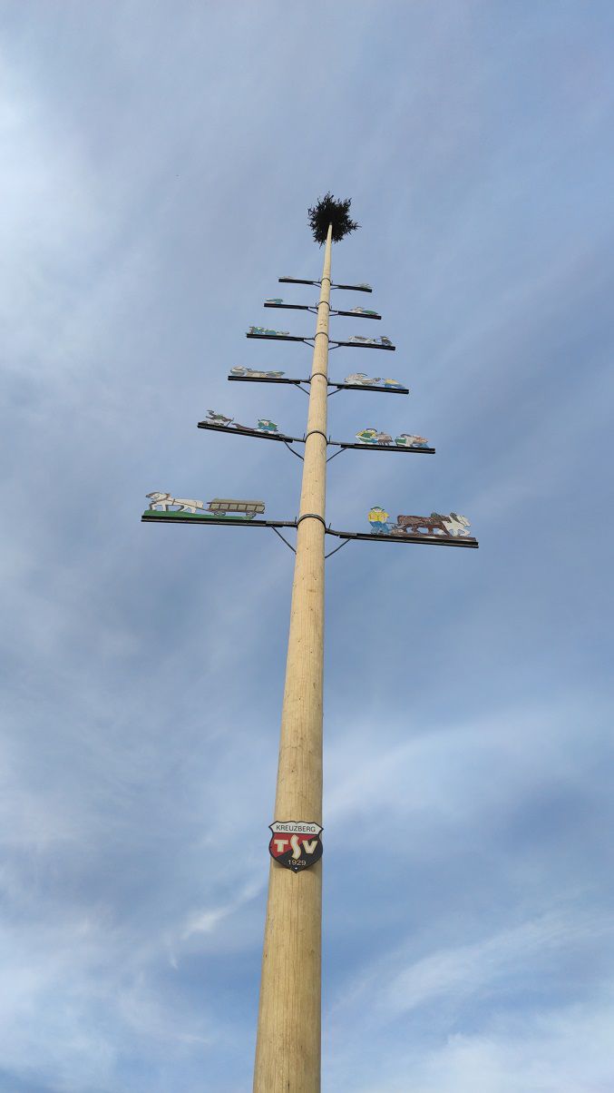 FF Kreuzberg - Maibaum 2022 - der Baum ist aufgestellt