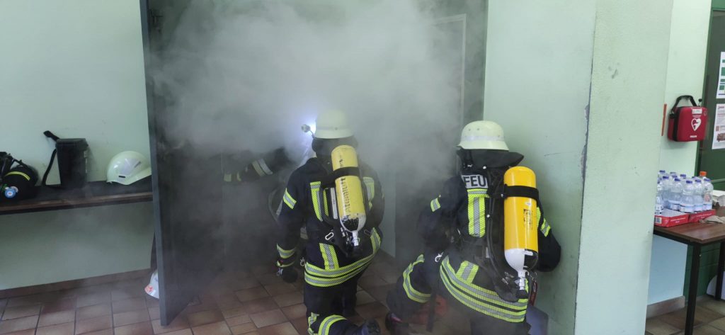 FF Kreuzberg - Atemschutzlehrgang 2022 - Vorgehen in die Übungsstrecke bei Rauch