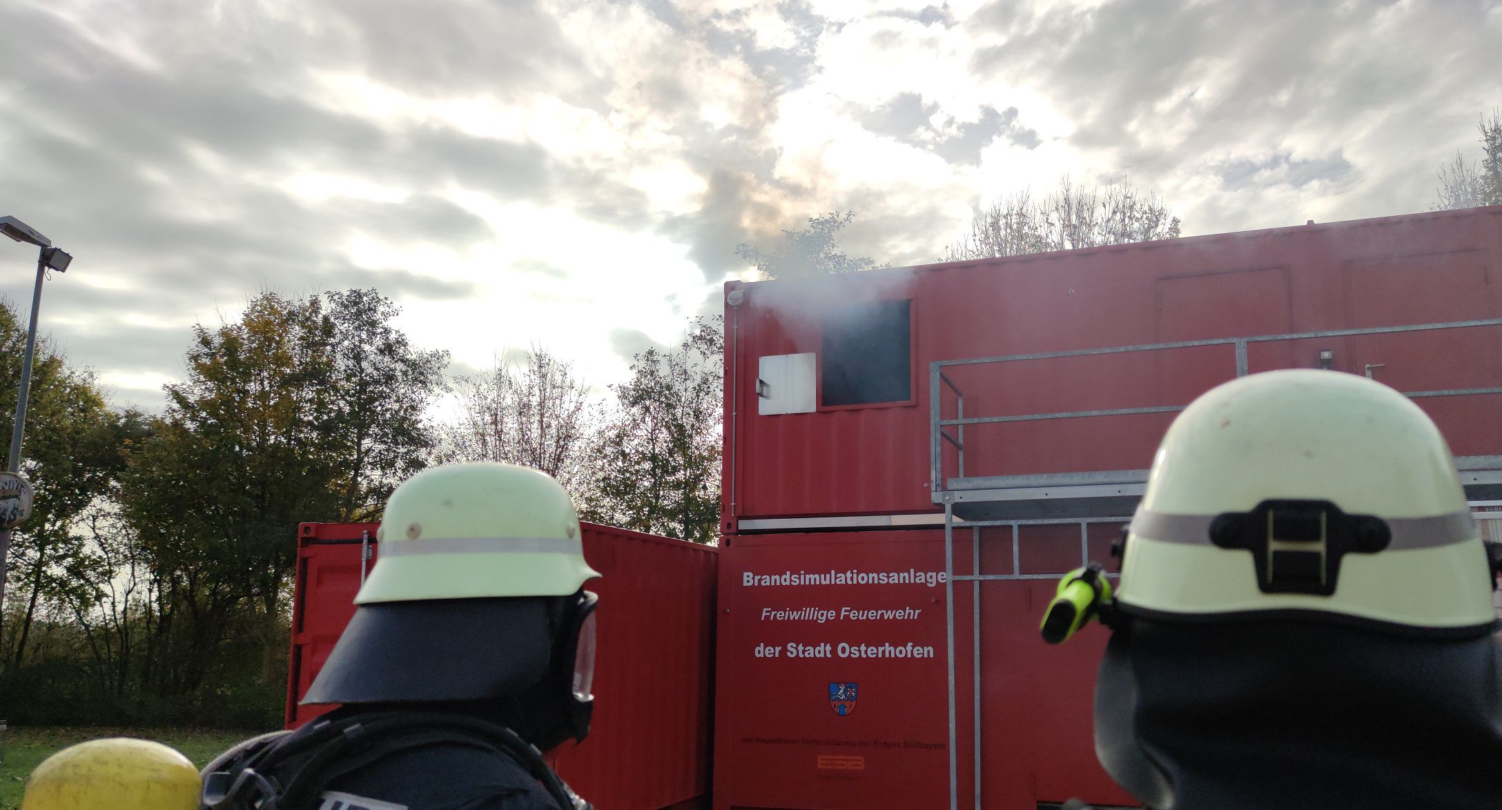 FF Kreuzberg - Brandsimulationsanlage - 29.10.2022 - Kurz vor der Übung