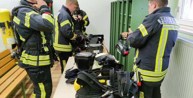 FF Kreuzberg - Atemschutzübungsstrecke Grafenau 28.07.2023 - In der Umkleide