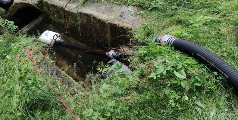 FF Kreuzberg - Hauptübung - Schwimmsaugkorb - 30.06.2023 - Saugleitung