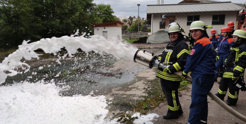 FF Kreuzberg - Hauptübung Schwieriges Gelände - 04.08.2023 - Schaumangriff