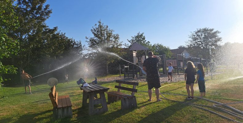 Kinder und Jugendfeuerwehr - Wasserspiele am Spielplatz - Die Spiele beginnen