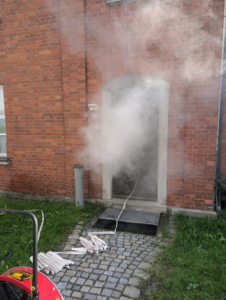 FF Kreuzberg - Belüften von Gebäuden im Brandeinsatz - Angriffstrupp geht vor