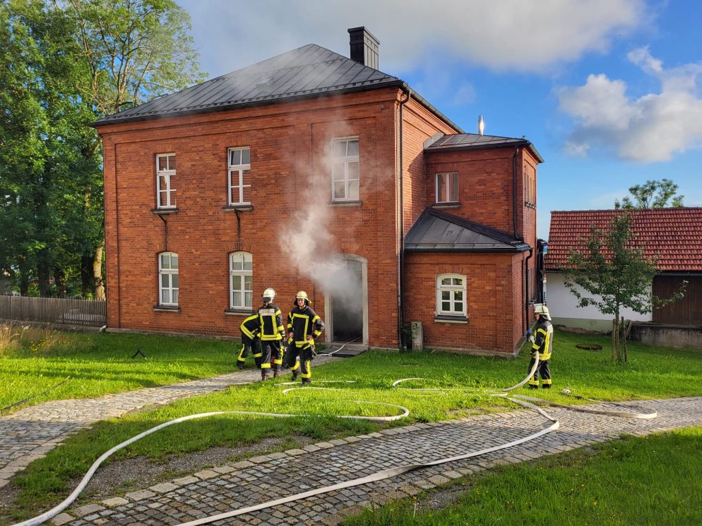 FF Kreuzberg - Belüften von Gebäuden im Brandeinsatz - Blick auf das Übungsobjekt