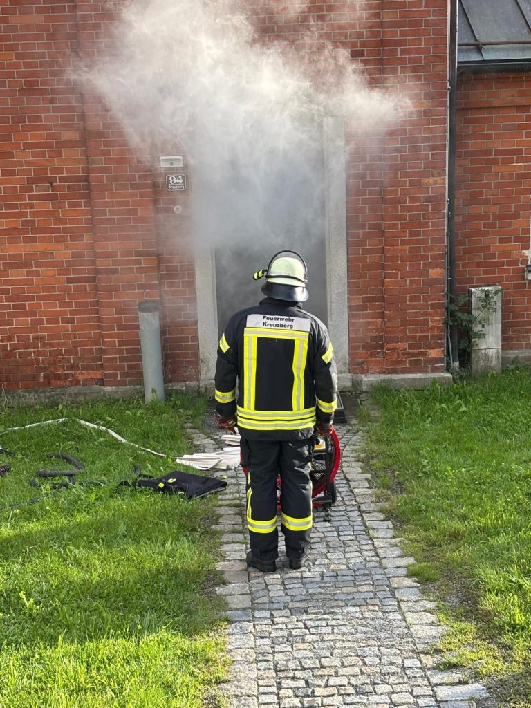 FF Kreuzberg - Belüften von Gebäuden im Brandeinsatz - Rauch aus der Türe