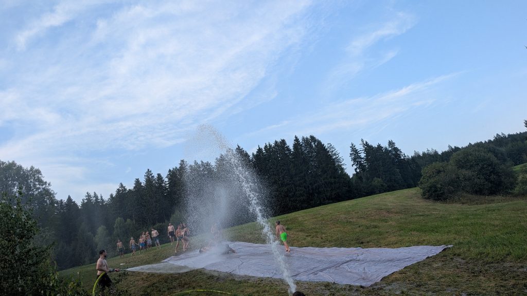 FF Kreuzberg - Wasserrutsche im Sommer - Die Rutsche ist aufgebaut