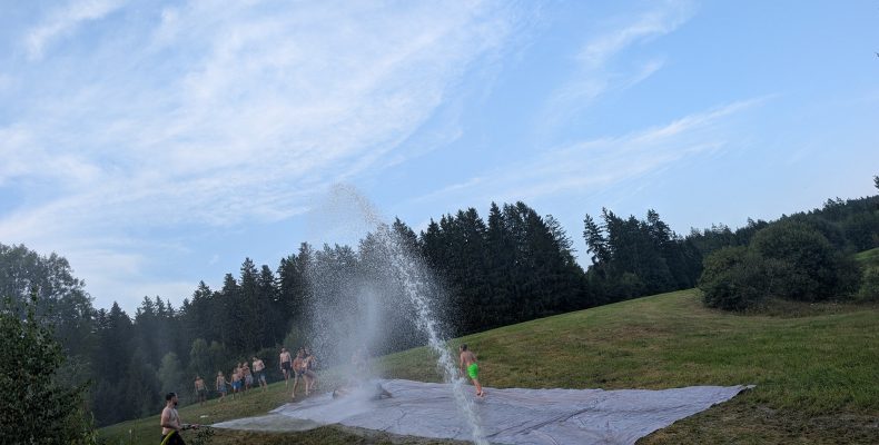 FF Kreuzberg - Wasserrutsche im Sommer - Die Rutsche ist aufgebaut