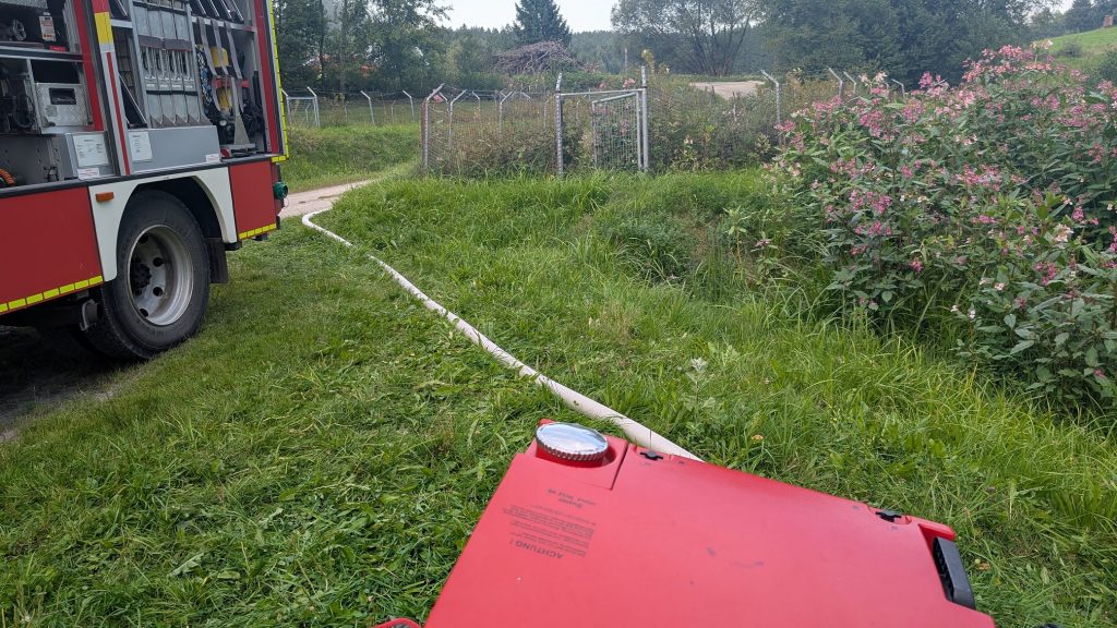 FF Kreuzberg - Wasserrutsche im Sommer - Die Wasserversorgung steht