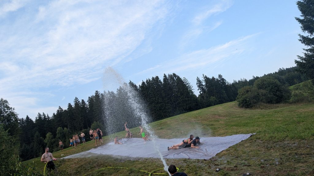 FF Kreuzberg - Wasserrutsche im Sommer - Voller Einsatz