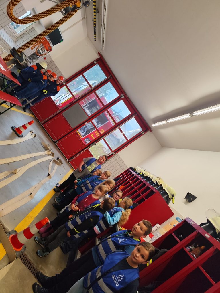 FF Kreuzberg - Kinderflamme und Spieleabend - Die Kleinen sehen den Großen zu