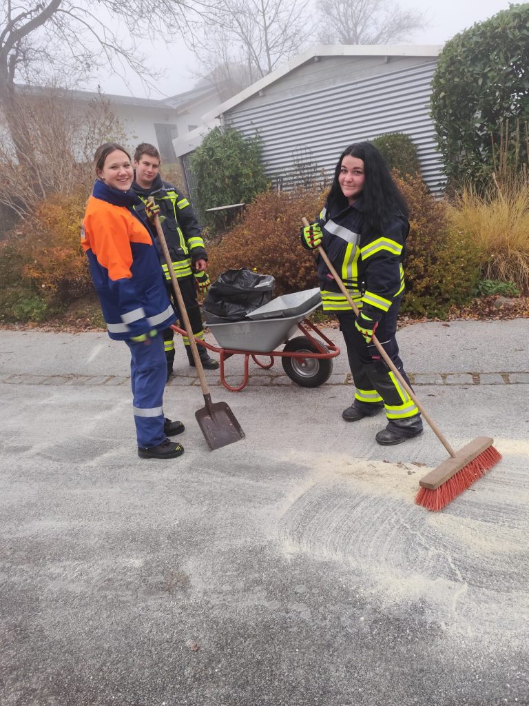 FF Kreuzberg - Einsatz - Ölspur in Kreuzberg - Auch die Jugend hat geholfen