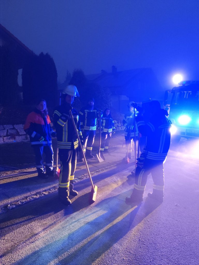 FF Kreuzberg - Einsatz - Ölspur in Kreuzberg - Gruppenfoto bei einer kurzen Pause