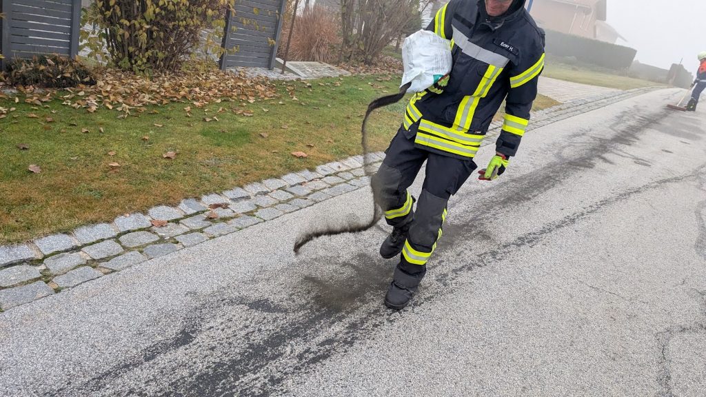 FF Kreuzberg - Einsatz - Ölspur in Kreuzberg - Ölbindemittelauftragen