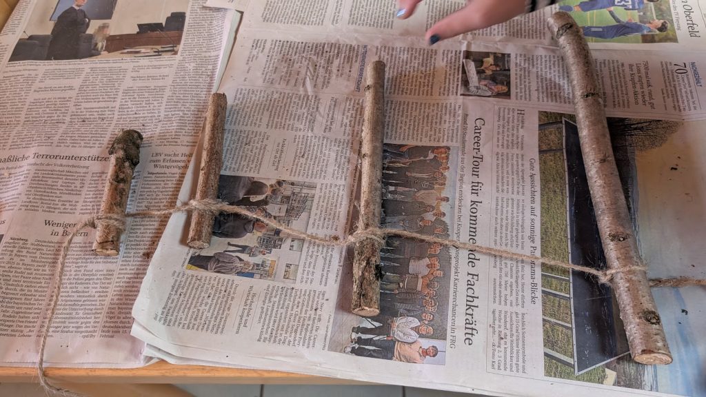 FF Kreuzberg - Kinderfeuerwehr - Bastelnachmittag 2025 - Der Baum wird gebunden