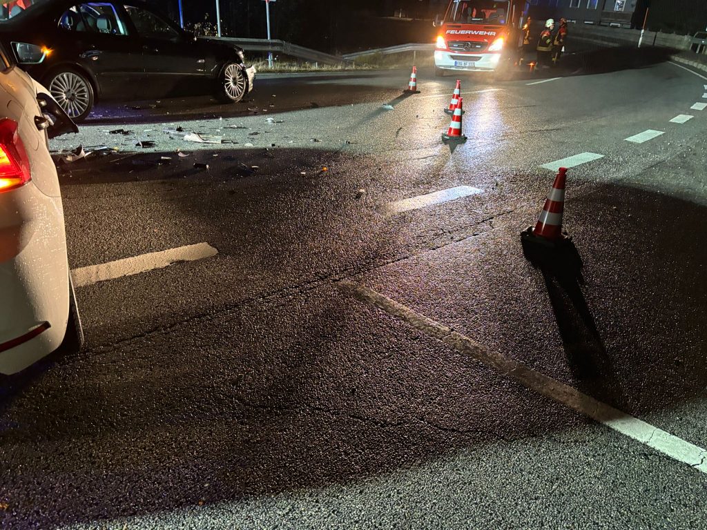 FF Kreuzberg - VU mit 2 PKW - Reschmühle - 03.11.2025 - Blick auf die Einsatzstelle