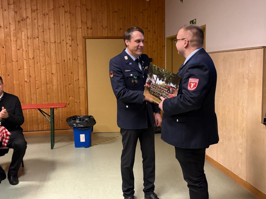 FF Kreuzberg - Generalversammlung 2026 - Überreichung Geschenk Aktive