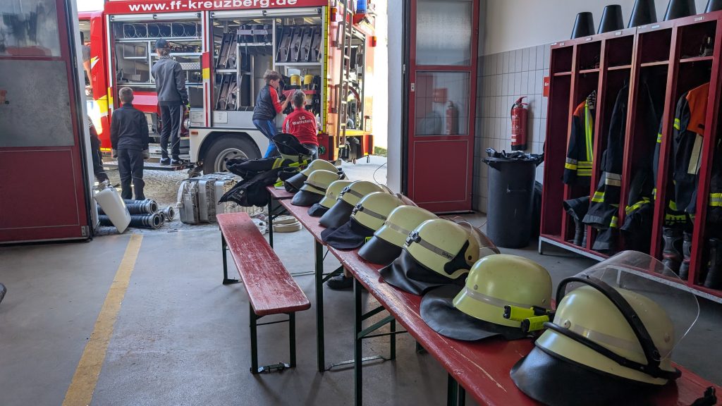 FF Kreuzberg - Frühjahrsputz 2026 - Blick aus der Fahrzeughalle