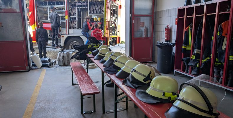 FF Kreuzberg - Frühjahrsputz 2026 - Blick aus der Fahrzeughalle