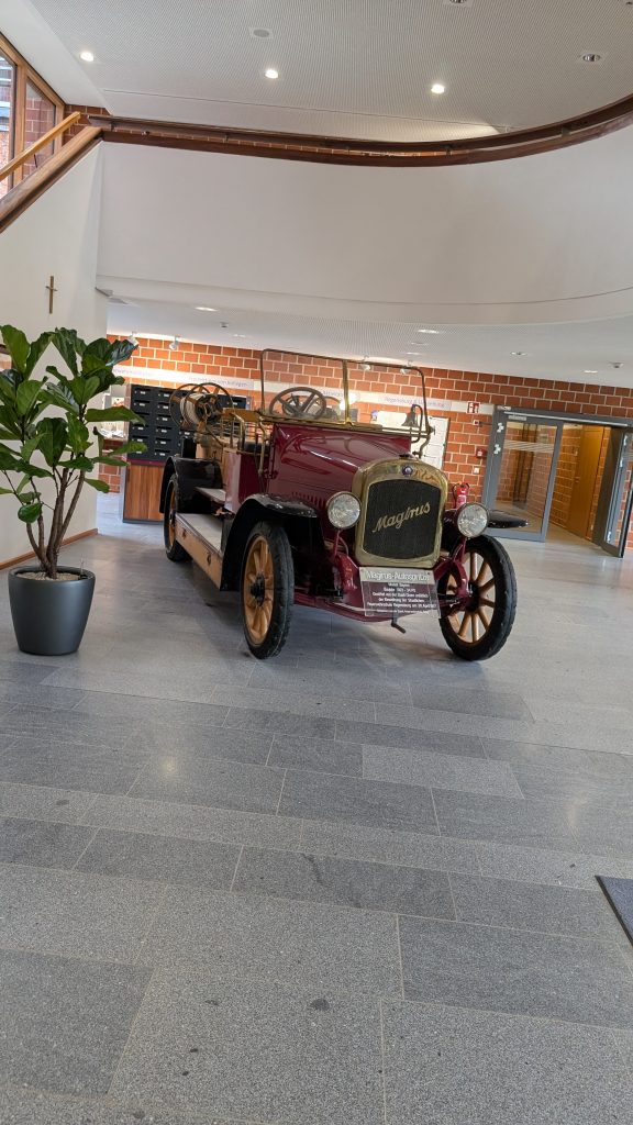 FF Kreuzberg - Leiter einer Feuerwehr - SFS Regensburg - Eingangshalle
