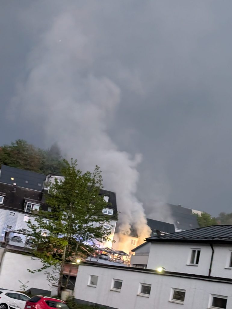 FF Kreuzberg - Starke Rauchentwicklung Freyung - Blick auf das Objekt aus der Ferne
