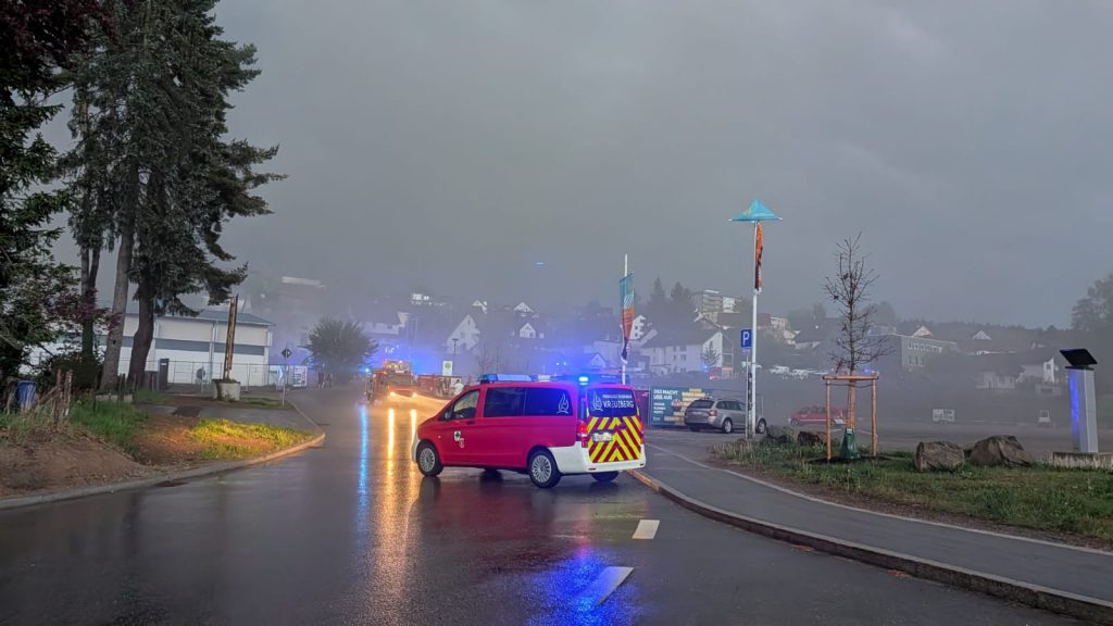 FF Kreuzberg - Starke Rauchentwicklung Freyung - Blick auf die Einsatzstelle