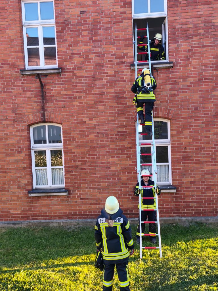 FF Kreuzberg - Übung Tragbare Leitern - Mit Atemschutz