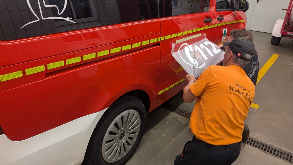 FF Kreuzberg - Beklebung MTW - Fast geschafft