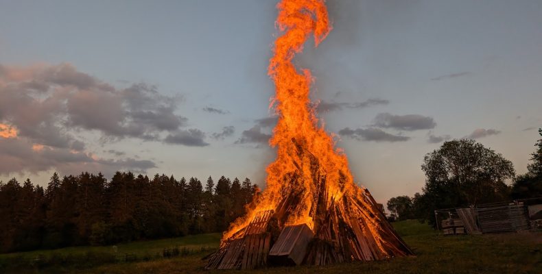 FF Kreuzberg - Sonnwendfeuer 2026 - Das Feuer brennt