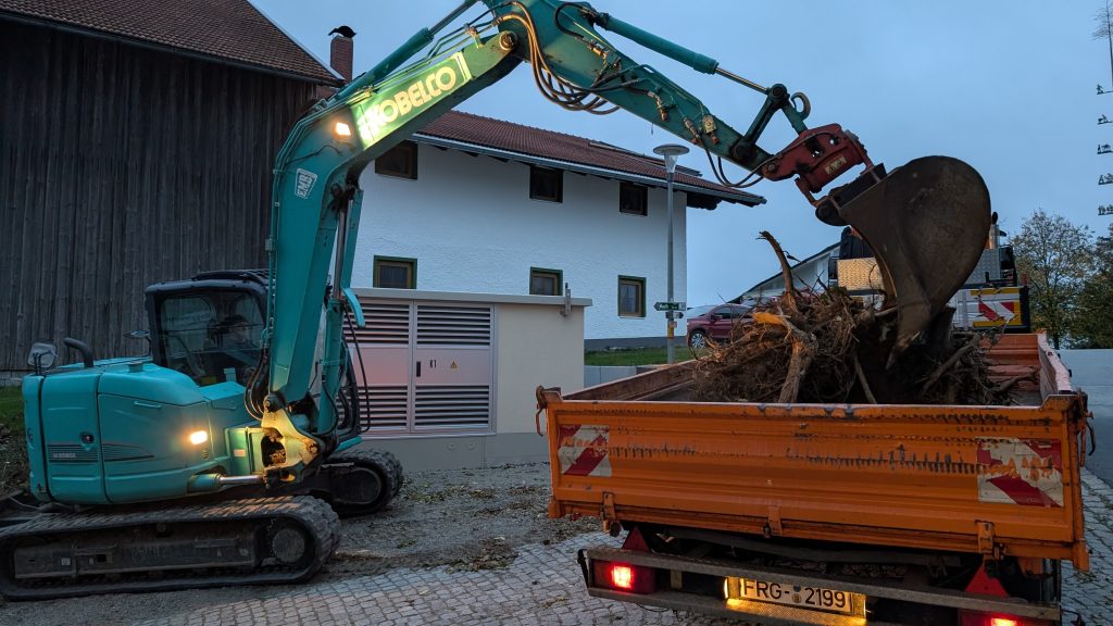 FF Kreuzberg - Erste Erdarbeiten - 10.10.2026 - Abtransport von Wurzelwerk