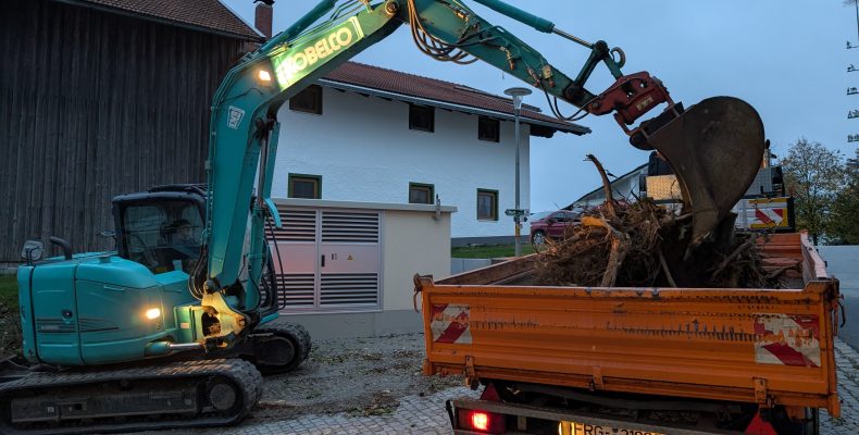 FF Kreuzberg - Erste Erdarbeiten - 10.10.2026 - Abtransport von Wurzelwerk