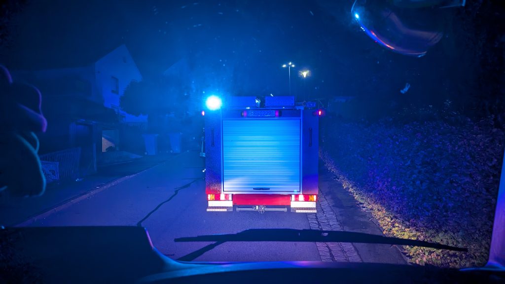 FF Kreuzberg - Zimmerbrand mit Person in Gefahr - Blick auf den Bereitstellungsraum