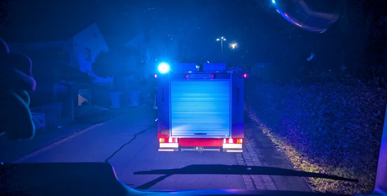 FF Kreuzberg - Zimmerbrand mit Person in Gefahr - Blick auf den Bereitstellungsraum