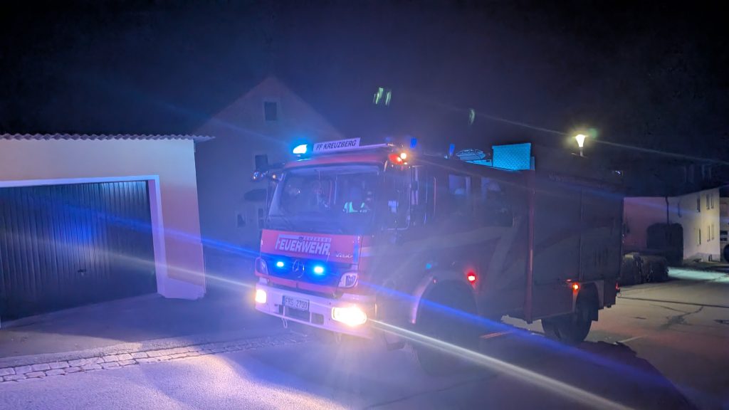 FF Kreuzberg - Zimmerbrand mit Person in Gefahr - Unser LF10